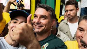 Flávio Bolsonaro com apoiadores