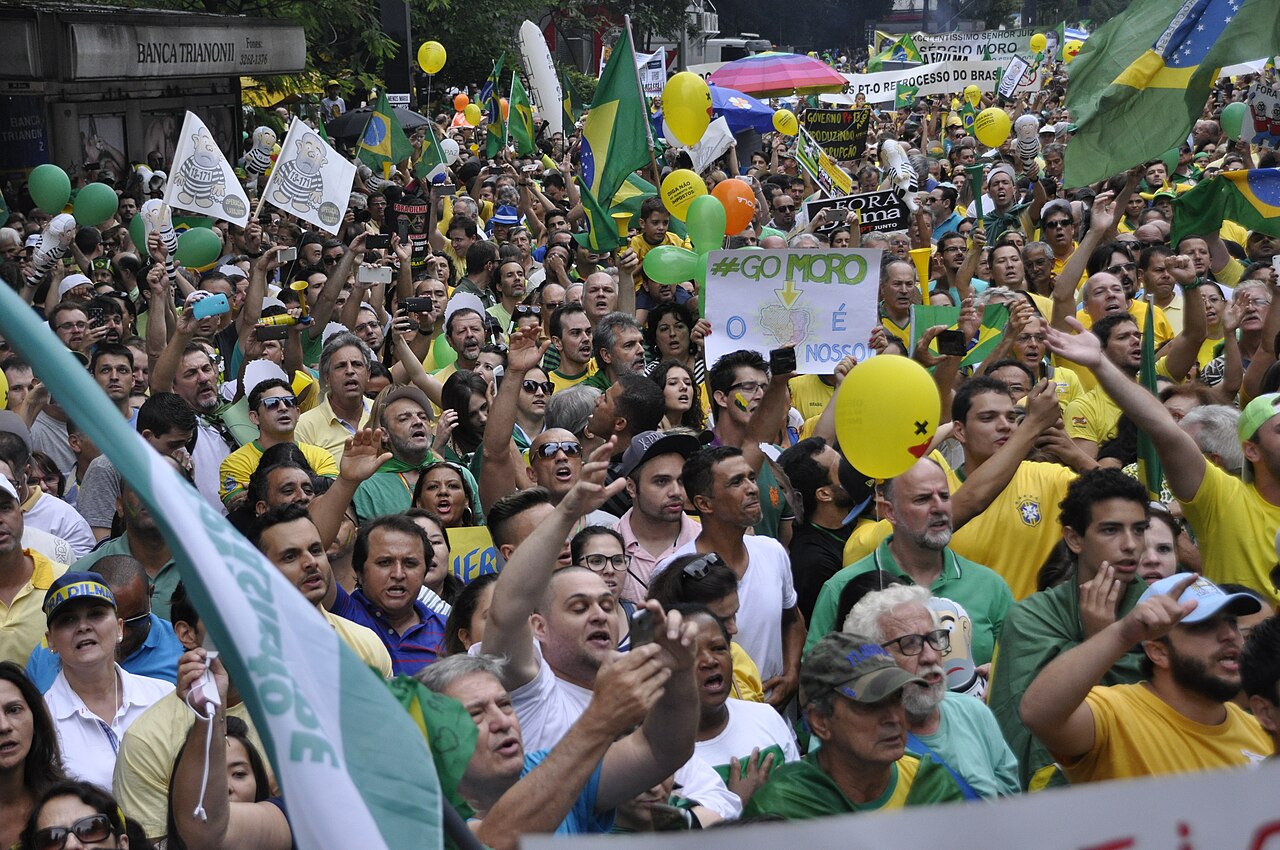 Multidão verde-amarela na Avenida Paulista
